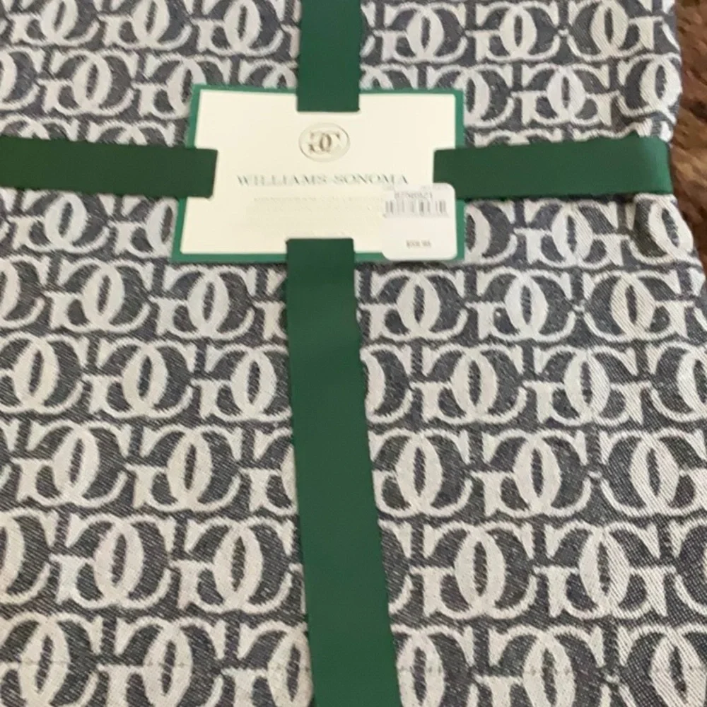 NWT WILLIAMS SONOMA SET OF 4 PLACEMATS JACQUARD, matching napkins listed also